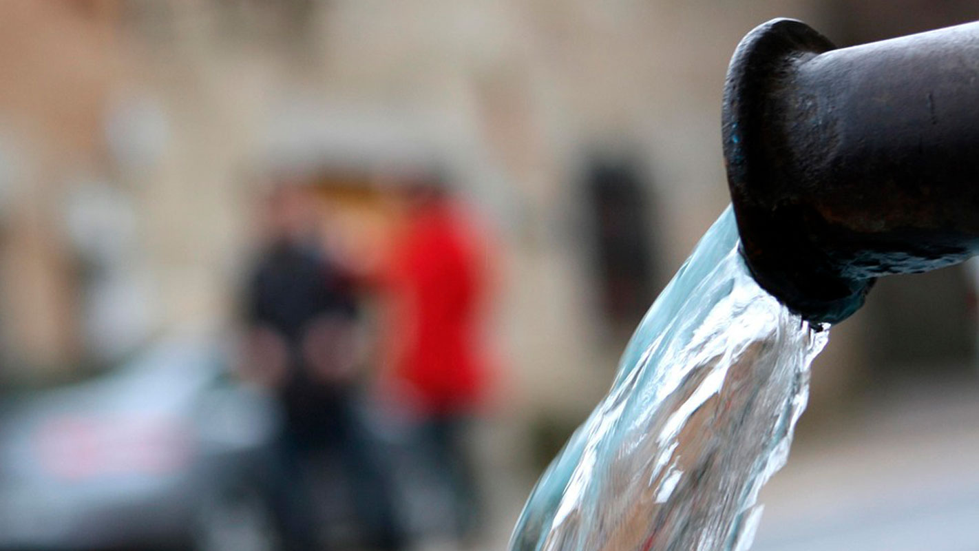 Ligação clandestina com tubulação alegadamente fornecida  pelo prefeito reeleito teria beneficiado 50 famílias da comunidade Olho d&#8217;Água, em Pontal do Paraná.