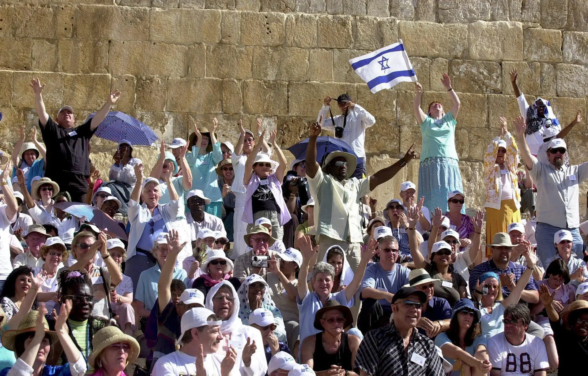 Peregrinos cristãos rezam perto do Muro das Lamentações, em Israel, durante a celebração de Pentecostes