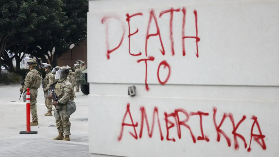 Soldados da Guarda Nacional em frente a um edifício federal em Los Angeles: resposta de Trump após onda de protestos violentos.