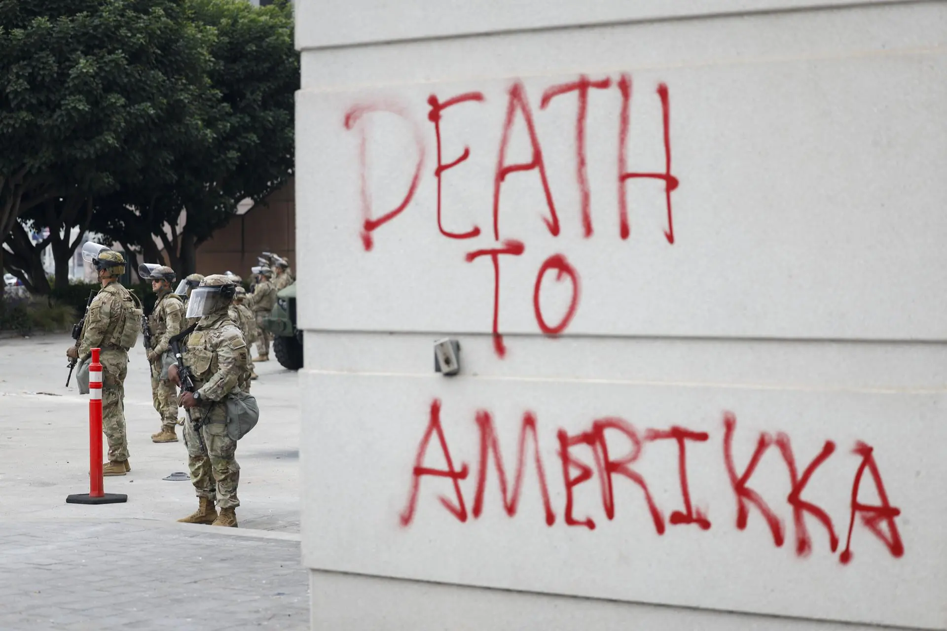 Soldados da Guarda Nacional em frente a um edifício federal em Los Angeles: resposta de Trump após onda de protestos violentos.