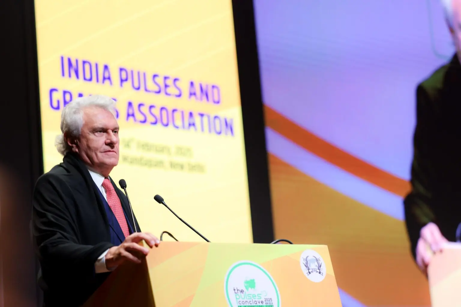 Caiado apresenta o feijão-caupi biofortificado.