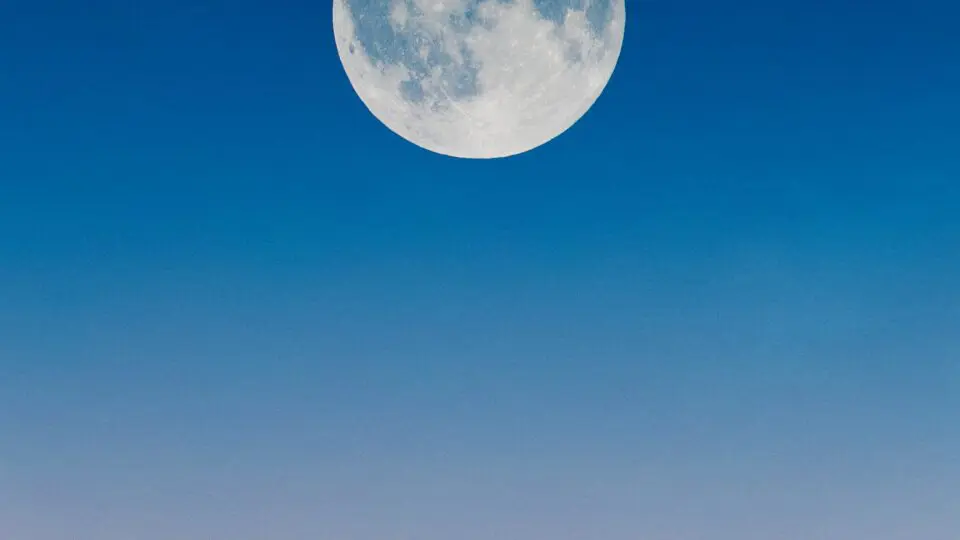 Lua de Morango captada por um fotógrafo