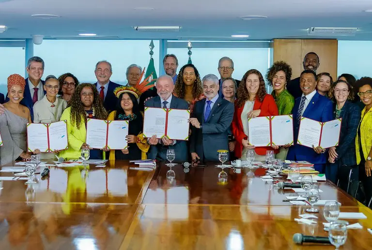 O presidente Lula sancionou no dia 3 de junho a lei que renova e amplia as cotas nos concursos federais, mas especialistas apontam que a medida pode causar divisões sociais, dependência política, precariedade na educação e desincentivo ao esforço.