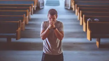 Após décadas de queda, cristianismo nos Estados Unidos mostra sinais de estabilização, impulsionado pela adesão inesperada dos mais jovens.