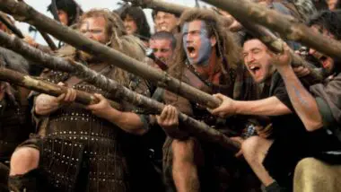 William Wallace (Mel Gibson) lidera revolta escocesa contra Inglaterra por liberdade e vingança