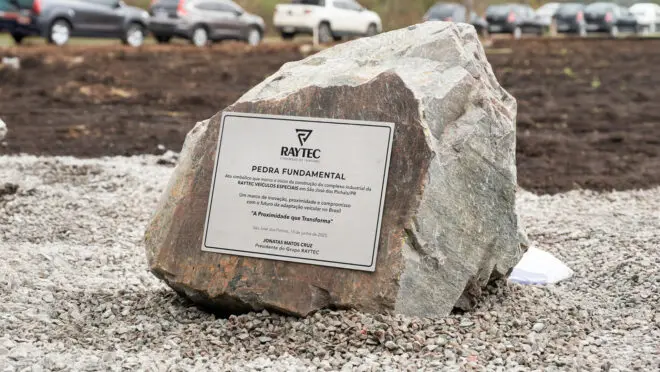 A pedra fundamental que marca o futuro da RAYTEC. Símbolo do início das obras da nova planta industrial em São José dos Pinhais (PR), ao lado da Renault do Brasil. Um marco estratégico para o setor de veículos especiais no país.