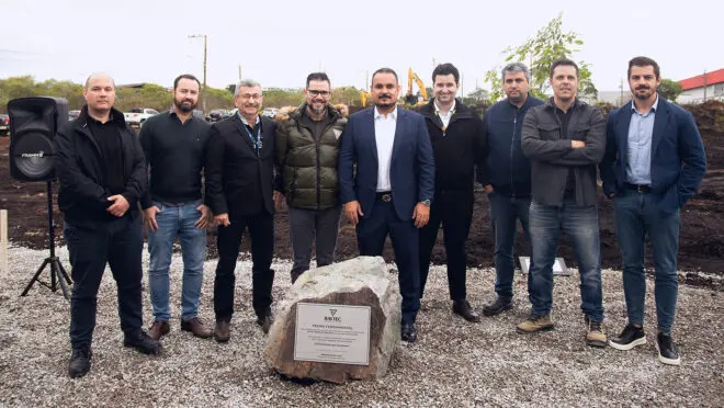 Jonatas Matos, Presidente do Grupo RAYTEC, ao lado do time da Renault do Brasil no lançamento da pedra fundamental. União de forças, proximidade estratégica e um novo capítulo para a indústria de veículos especiais no país.