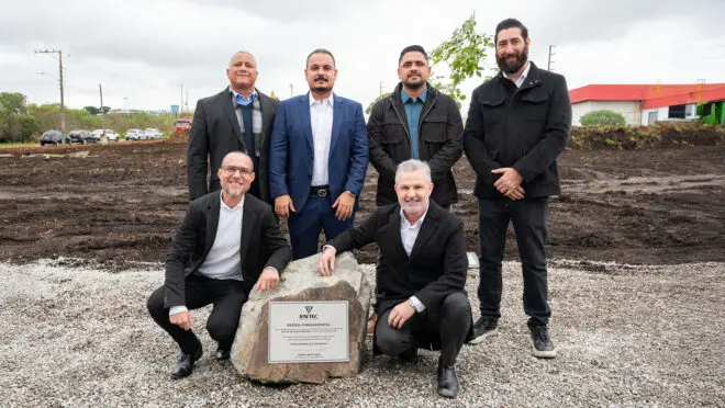 Time RAYTEC reunido para marcar um novo começo! Jonatas Matos, Presidente do Grupo RAYTEC, ao lado dos diretores Edson Oliveira, Valmir Reis, Leonardo Barros, Ricardo Candido e Henrique Galdino, durante a cerimônia que celebrou o lançamento da pedra fundamental da nova planta industrial em São José dos Pinhais (PR).