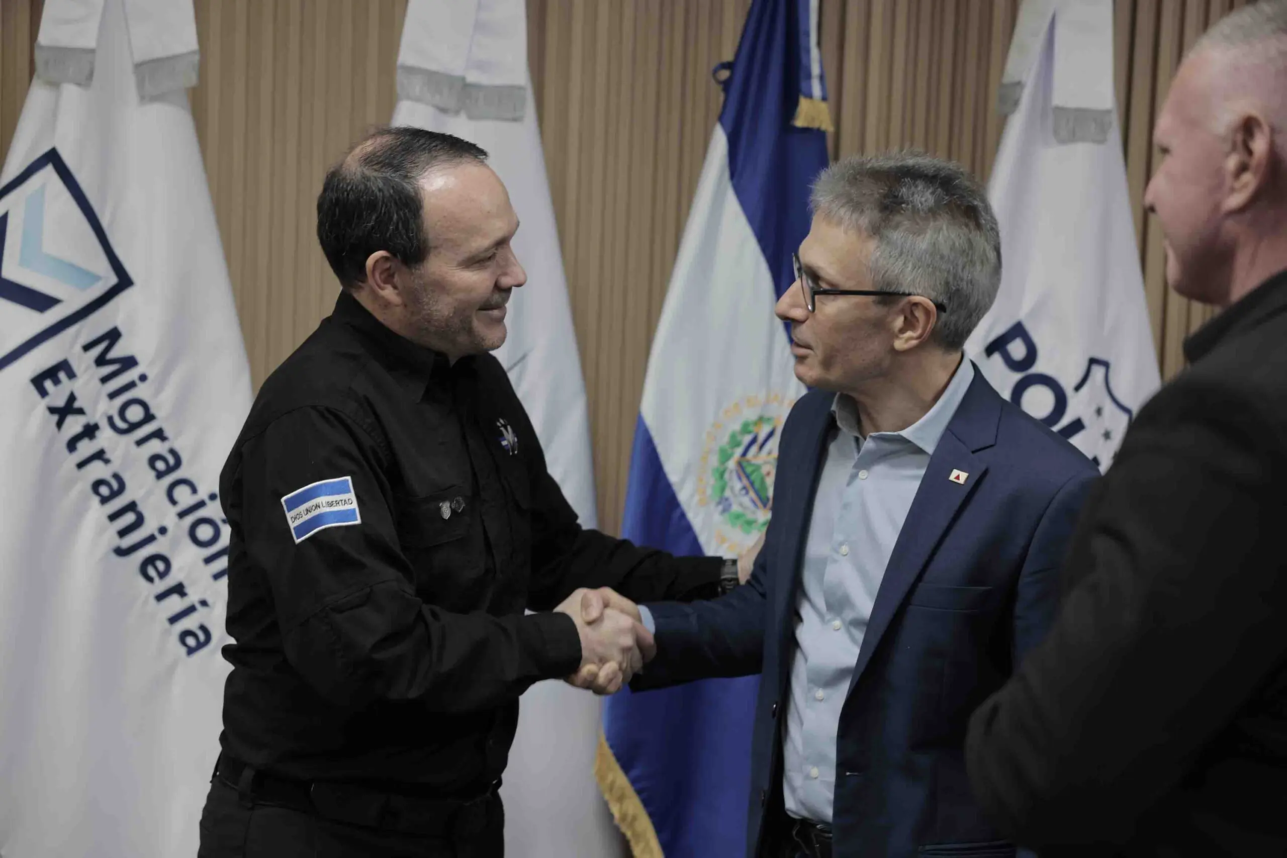 Governador de Minas Gerais, Romeu Zema (Novo), encerra missão em El Salvador em reunião com ministro da Justiça e Segurança Pública, de olho em 2026.