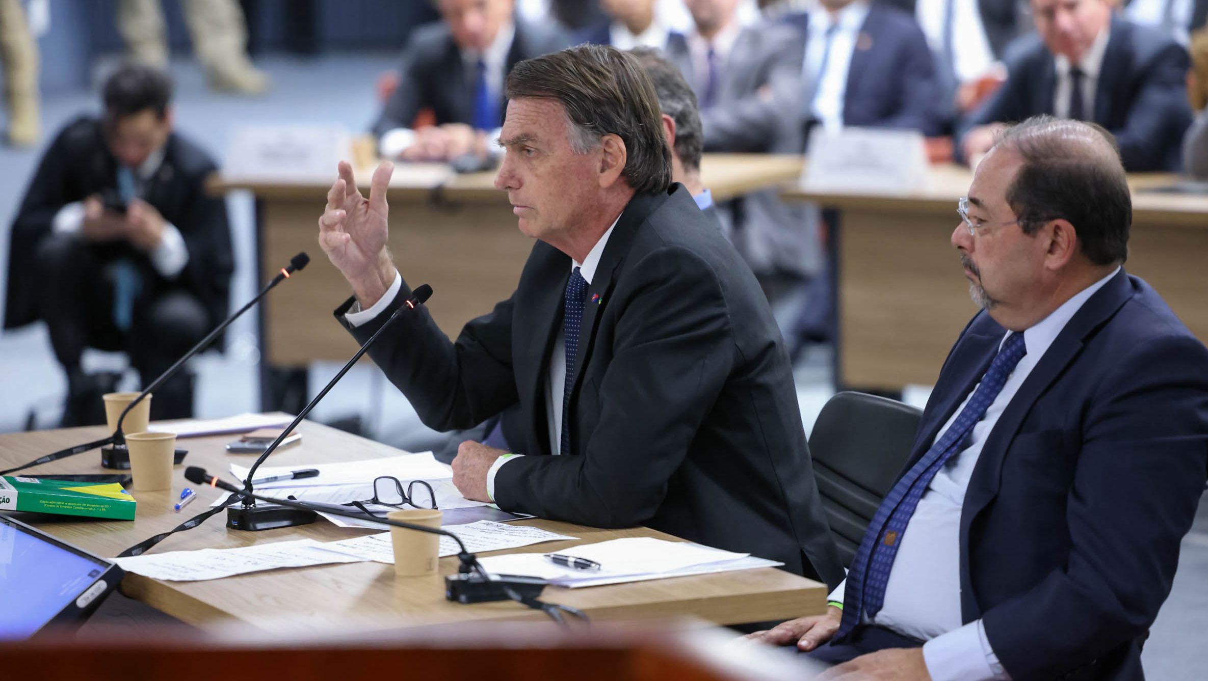 Jair Bolsonaro presta depoimento em ação na qual é acusado de golpe de Estado.