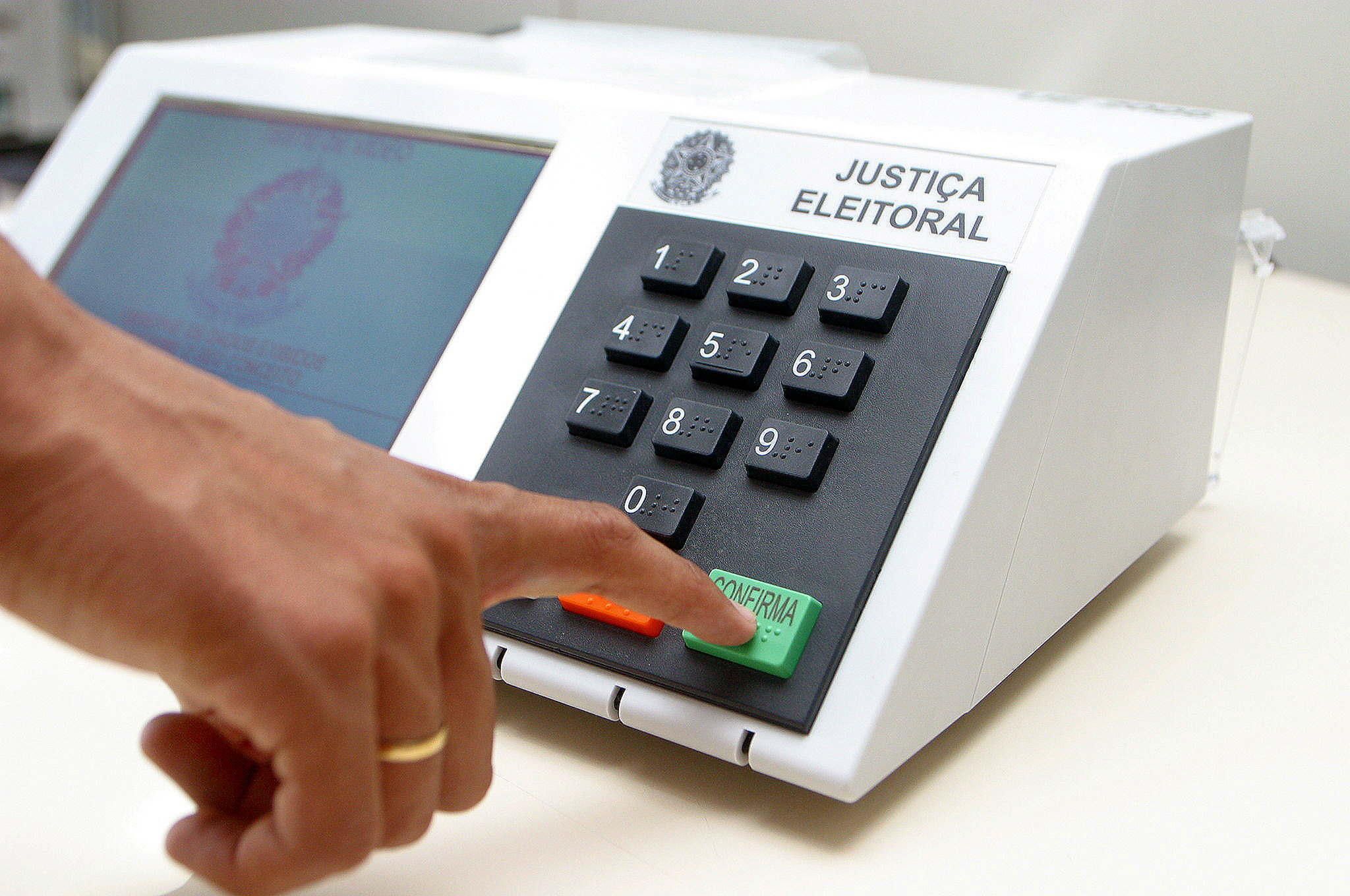 Urna eletrônica: oposição quer incluir voto impresso no texto do Código Eleitoral