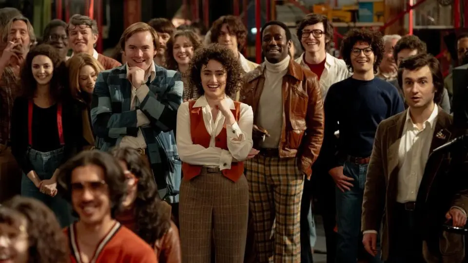 Elenco do filme que conta como foi a estreia do humorístico Saturday Night Live