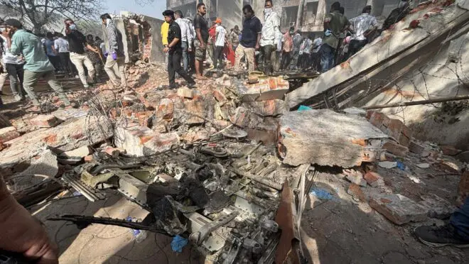 Avião com destino a Londres cai na Índia com mais de 240 a bordo