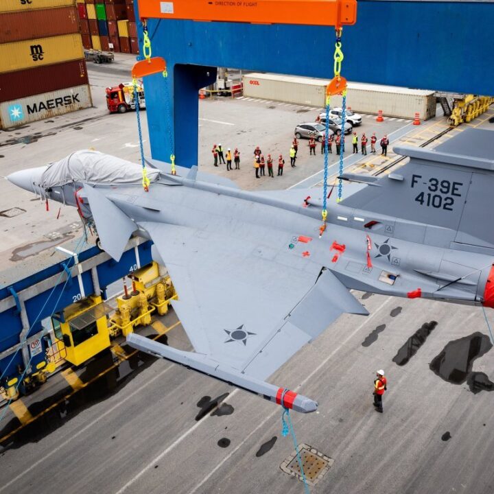 Por que a FAB recebe os caças Gripen pelo porto de Navegantes
