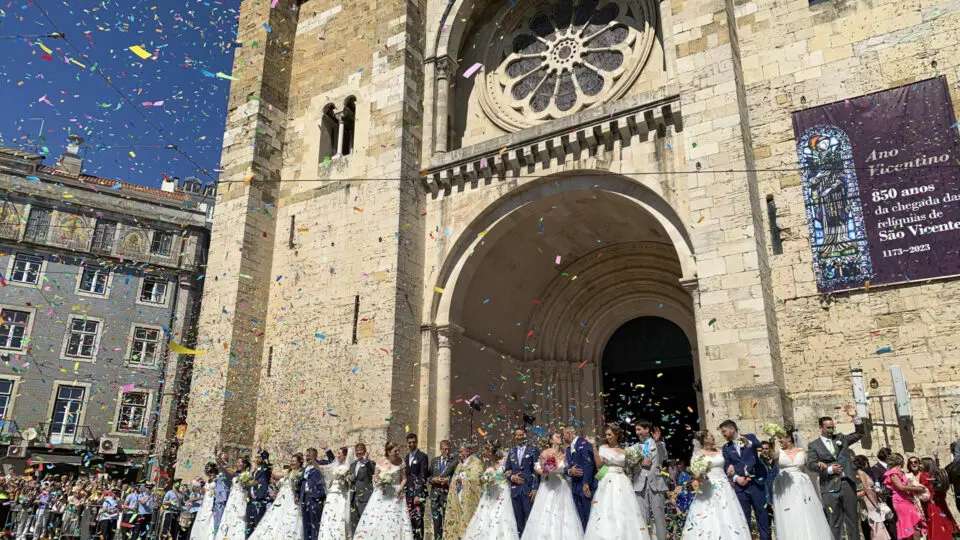 Casamentos de Santo António, nome dado em homenagem ao fadre que tornou possível o "sim" no século XIII, e que agora permite que casais com dificuldades financeiras se casem com todas as despesas pagas.