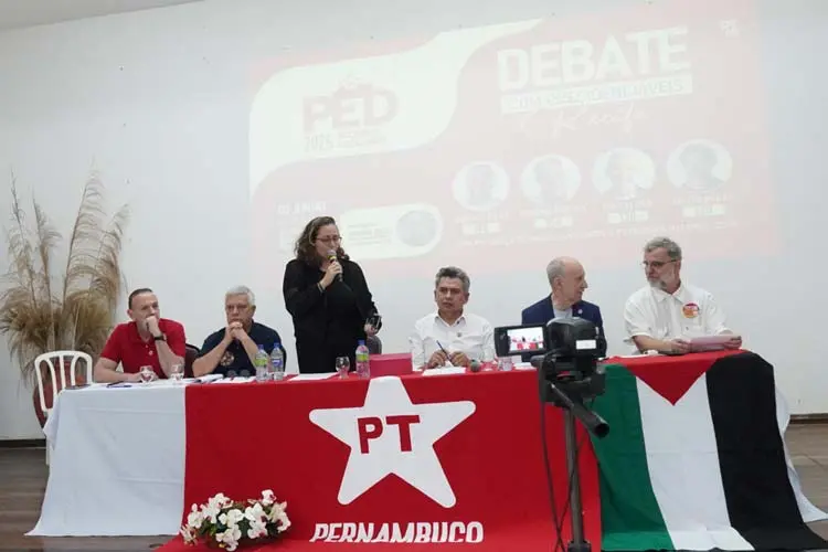 Edinho Silva, Romênio Pereira (canto esquerdo), Rui Falcão e Valter Pomar (canto direito): candidatos à presidência do PT participaram de um debate em Recife (PE) no último dia 3.