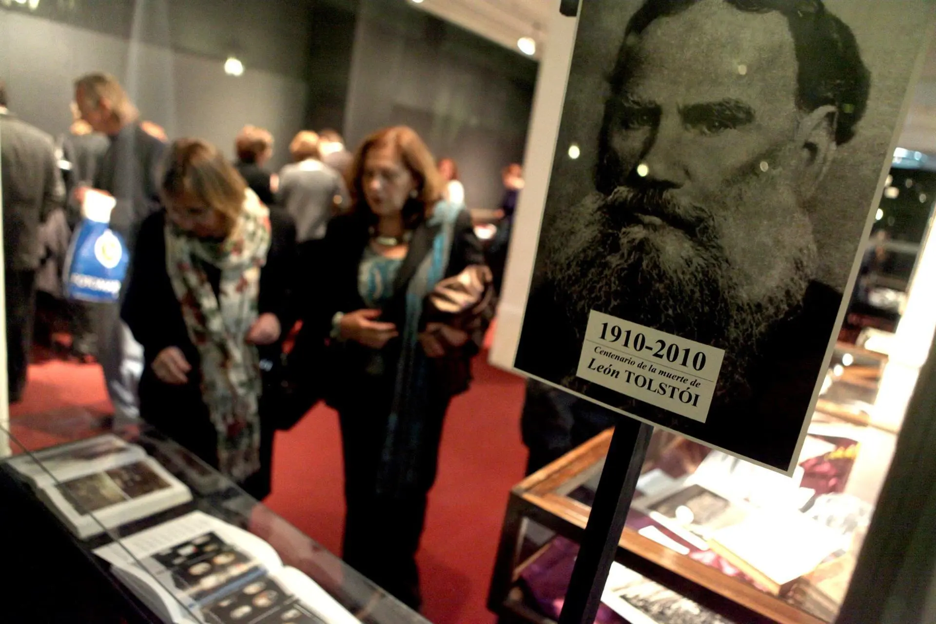 Pessoas visitam a exposição em homenagem ao centenário de León Tolstói em Montevidéu