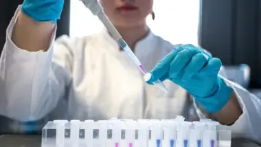Pesquisadora fazendo seu trabalho em um laboratório, representando os cientistas brasileiros.