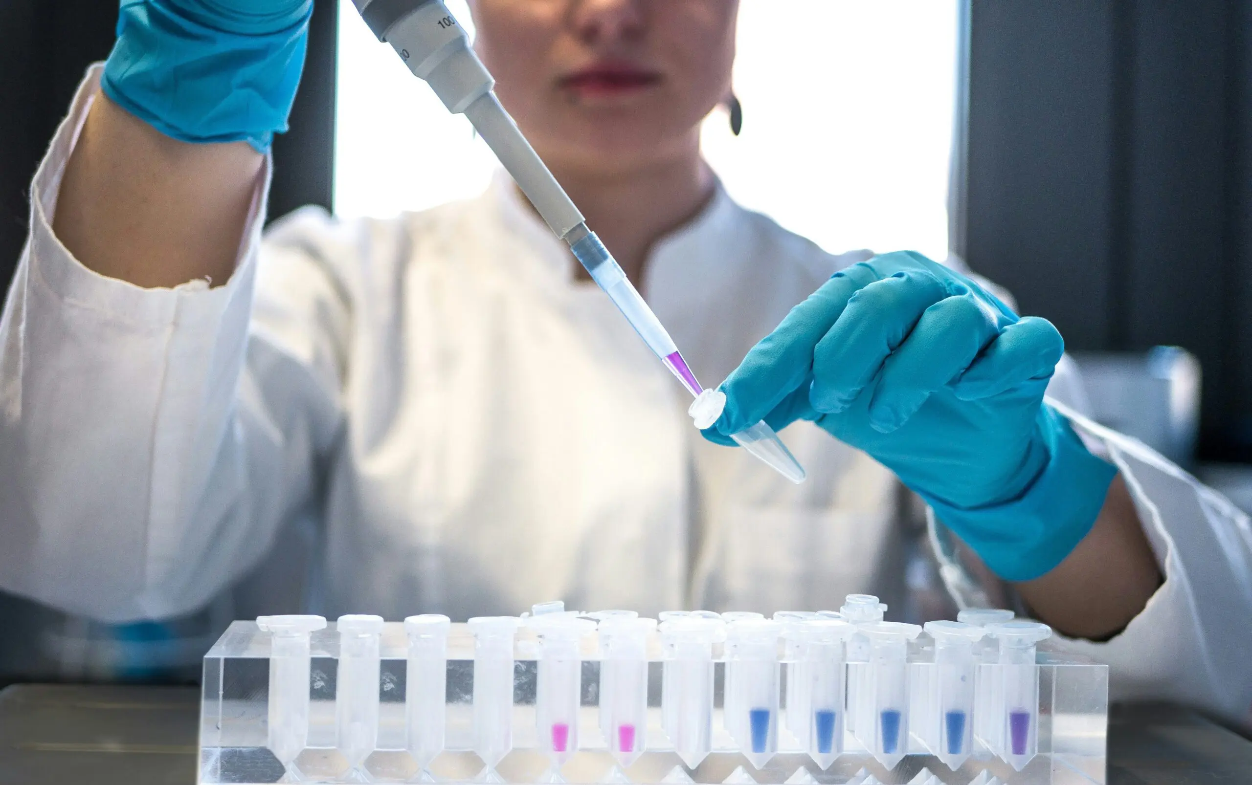 Pesquisadora fazendo seu trabalho em um laboratório, representando os cientistas brasileiros.