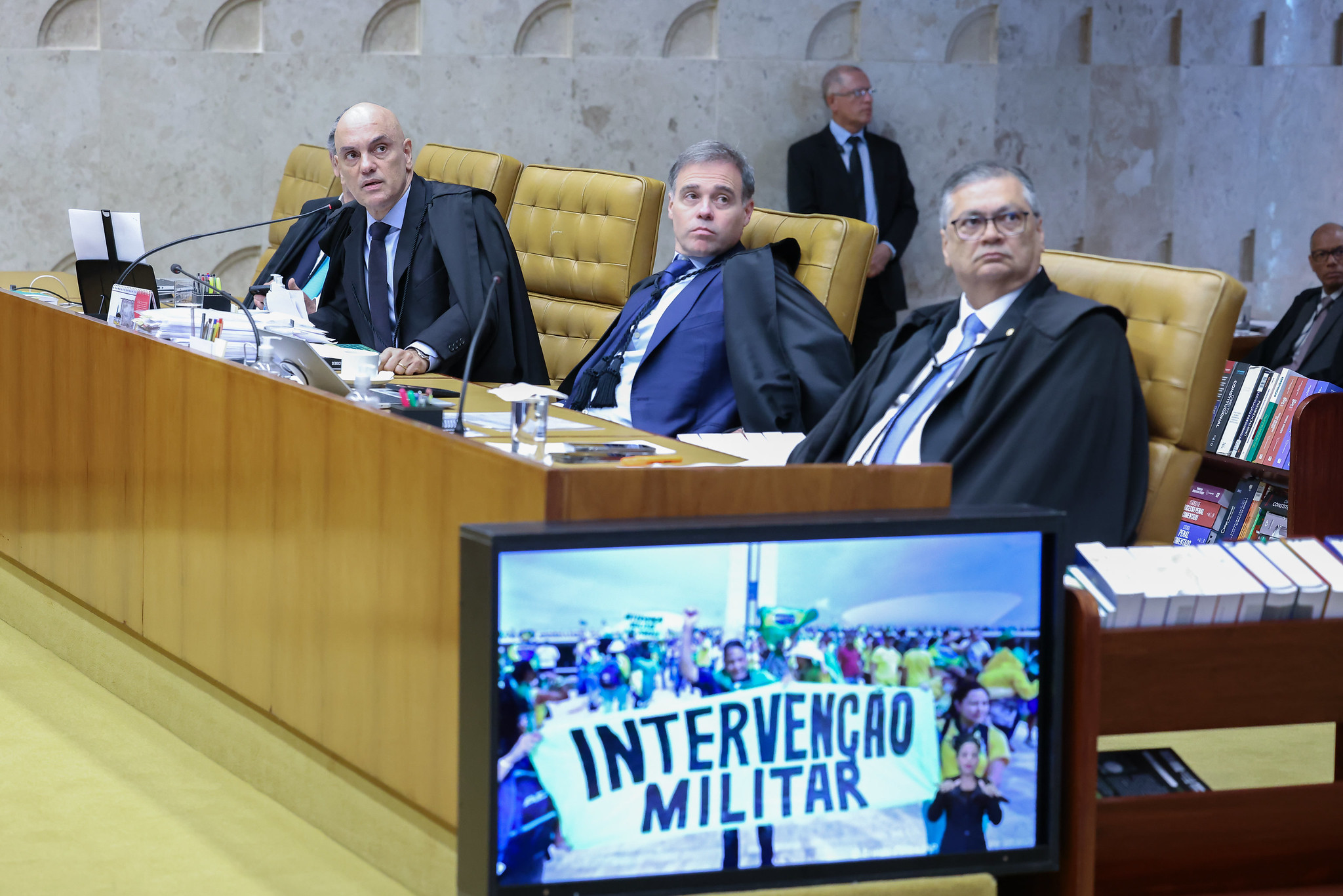 Alexandre de Moraes exibe vídeo do 8 de janeiro em julgamento sobre o Marco Civil da Internet no STF.