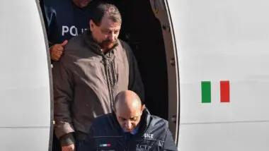 Ministro cita Cesare Battisti para defender extradição de Zambelli, mas Lula livrou italiano em 2010