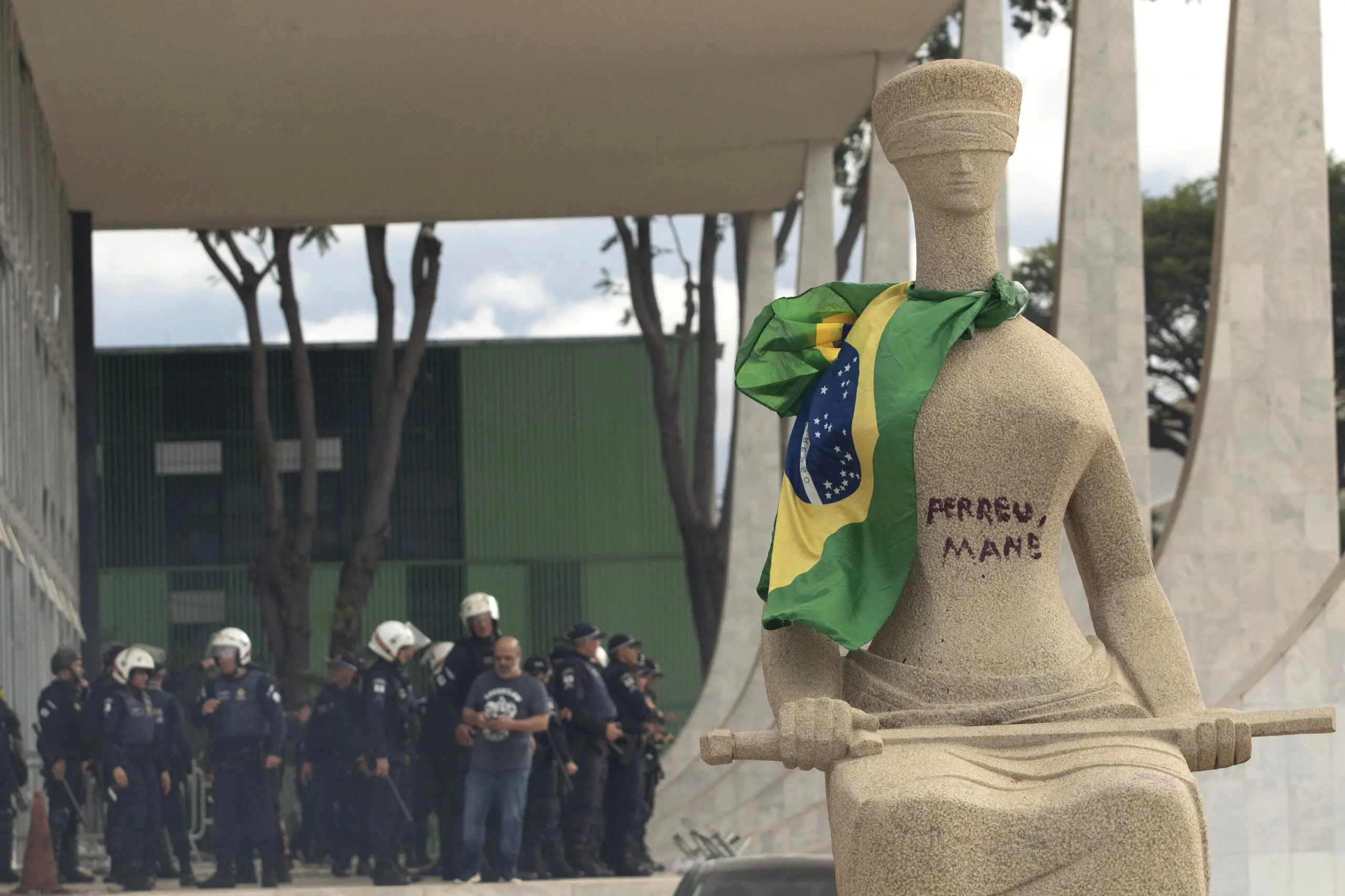 STF nega recurso de mulher que pichou estátua