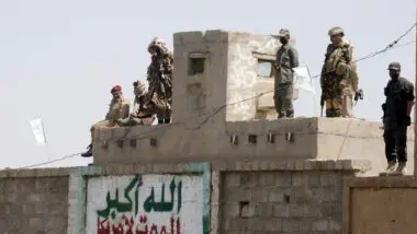 Soldados houthis acompanham celebração do Dia do Eid al-Ghadir, em Sana, Iêmen, neste sábado (14). Grupo rebelde teria sido alvo de ofensiva de Israel
