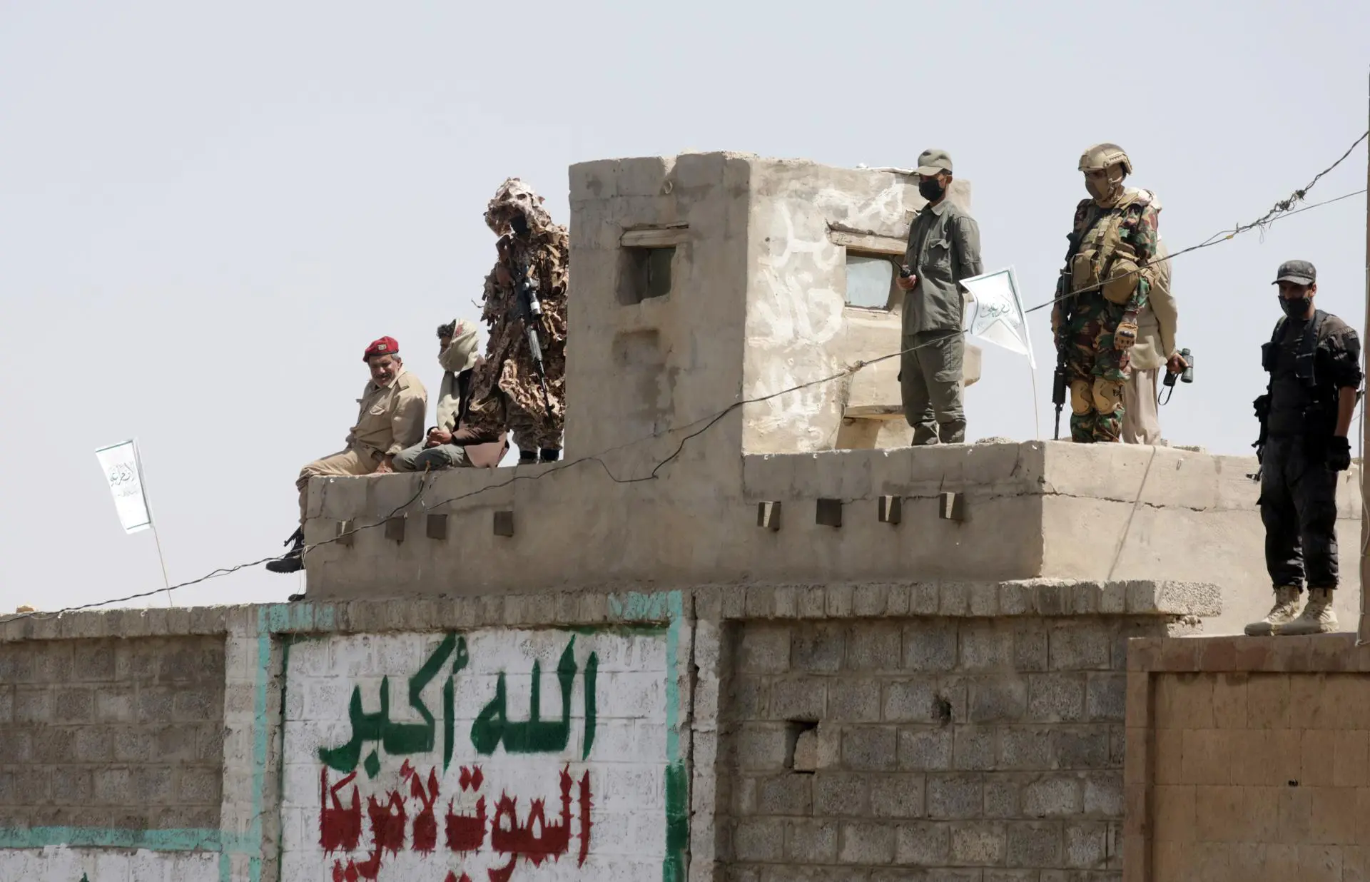 Soldados houthis acompanham celebração do Dia do Eid al-Ghadir, em Sana, Iêmen, neste sábado (14). Grupo rebelde teria sido alvo de ofensiva de Israel