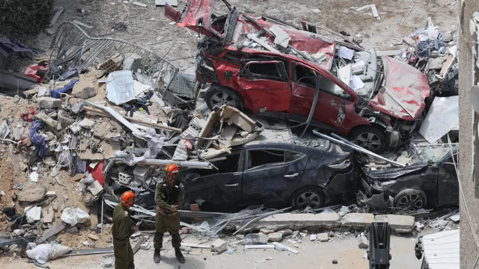 Destruição causada por míssil iraniano em Bat Yam, na região central de Israel