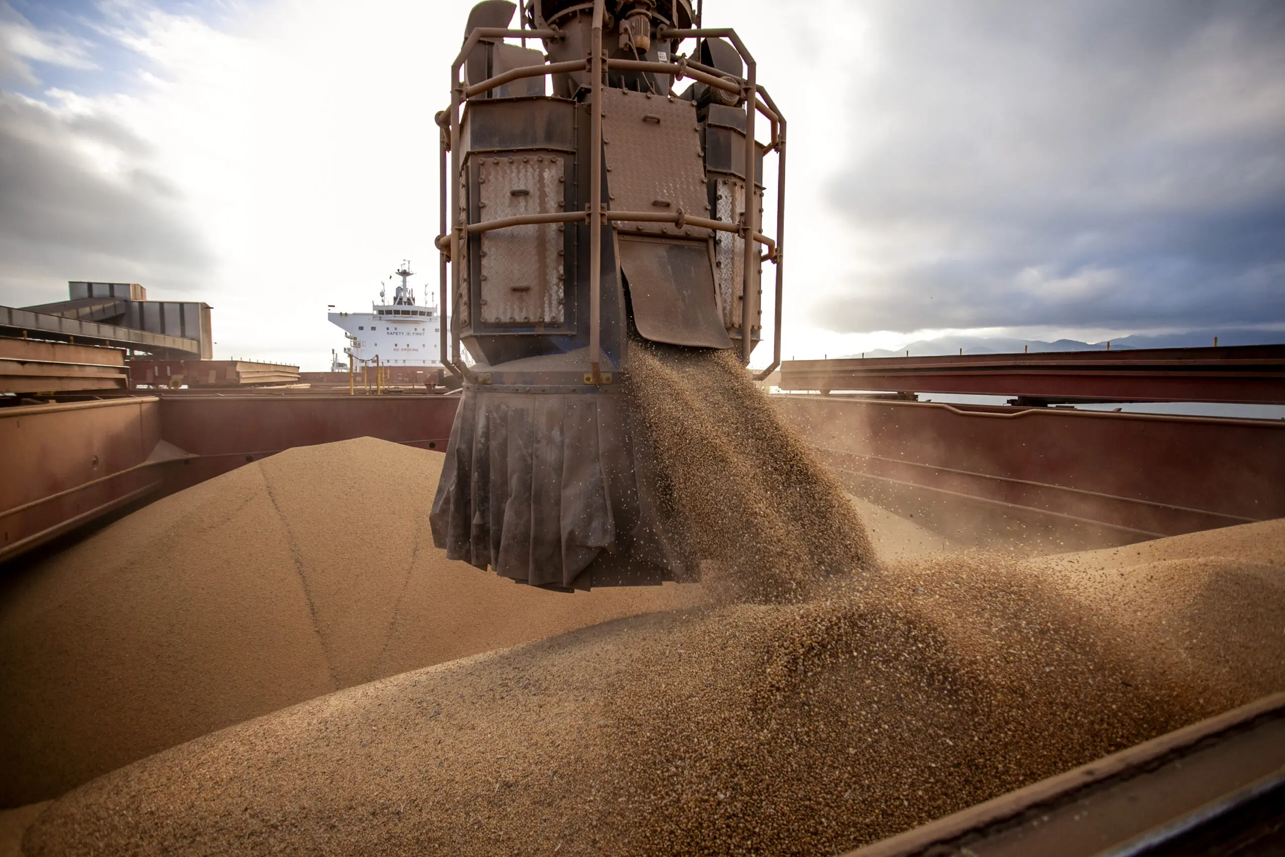 Farelo de soja com areia expõe esquema milionário nos estados de MT, PR e GO.