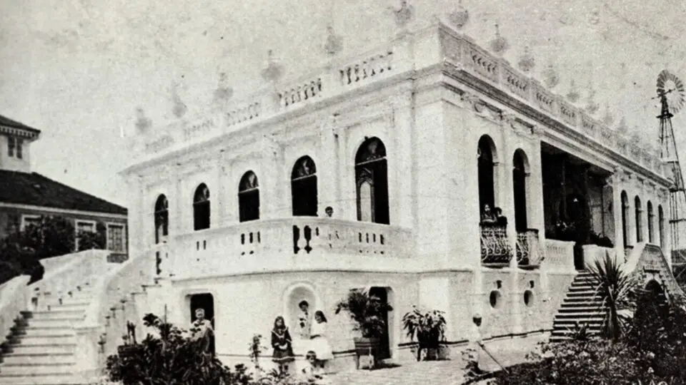 Palacete dos Leões começou a ser construídos no final do século 19 e foi concluída em 1902. 