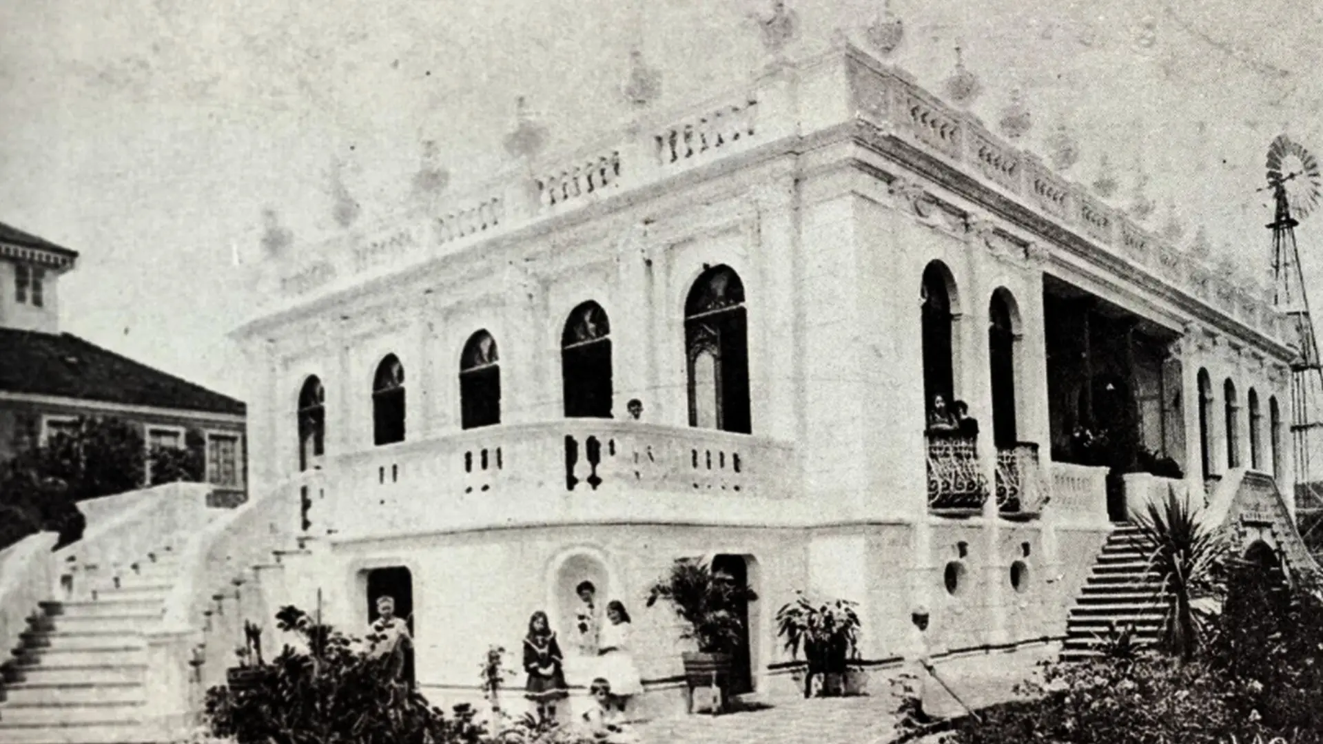 Palacete dos Leões começou a ser construídos no final do século 19 e foi concluída em 1902.