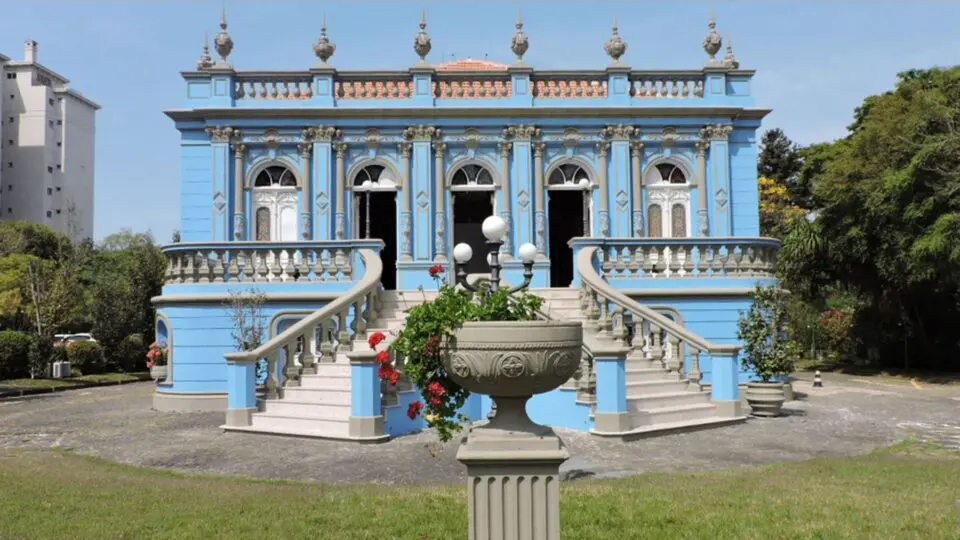Tombado em 2003 como patrimônio histórico e cultural do Paraná, Palacete dos Leões passou para os cuidados do BRDE em 2004.