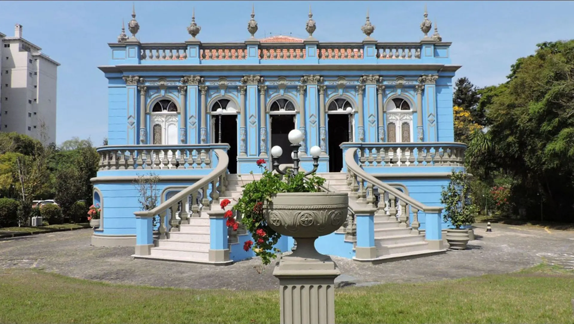 Tombado em 2003 como patrimônio histórico e cultural do Paraná, Palacete dos Leões passou para os cuidados do BRDE em 2004.