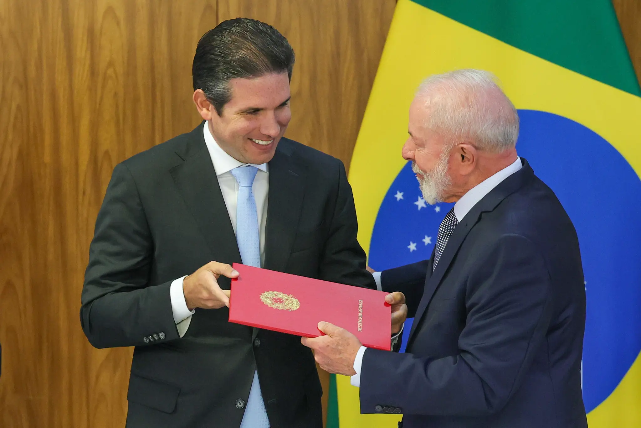 Lula Hugo Motta IOF
