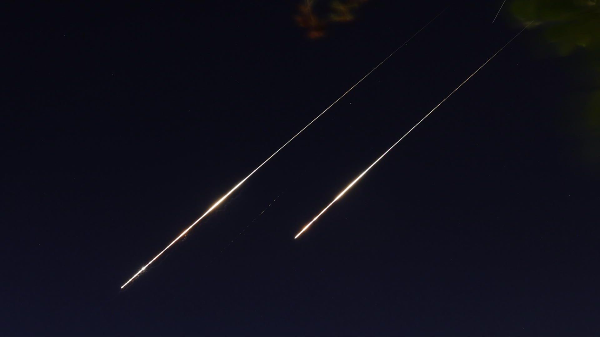 Não se deixe enganar pela beleza geométrica da imagem: são mísseis iranianos indo matar pessoas em Tel-Aviv.