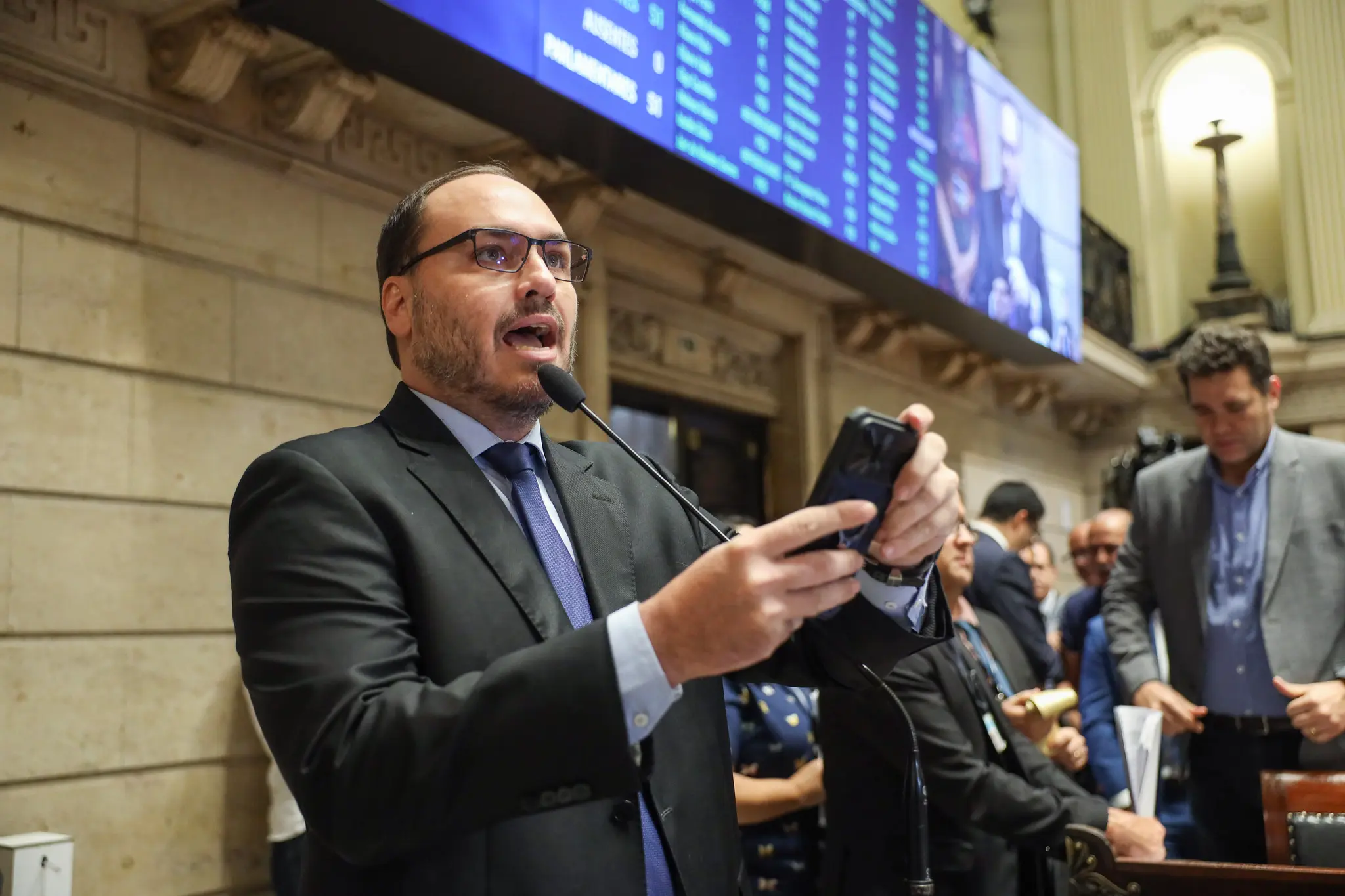 Carlos Bolsonaro cogita disputar Senado por SC em 2026.