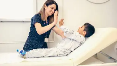 Paciente com doença rara sendo atendido por médica especialista.