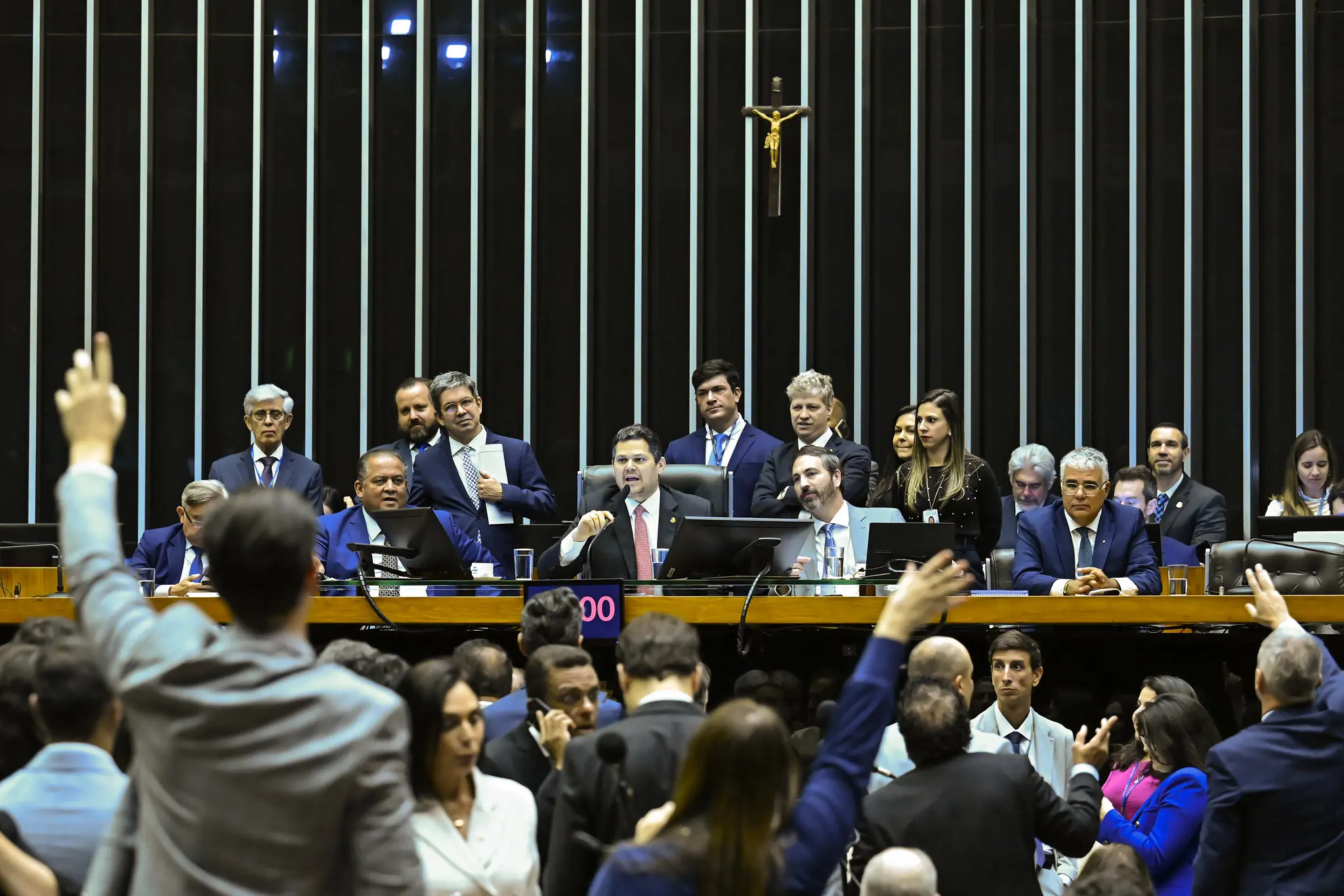 Alcolumbre cria CPMI para investigar fraudes no INSS