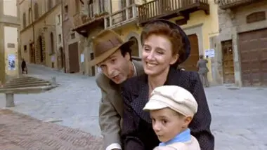 Benigni (Guido), Braschi (Dora) e Cantarini (Giosuè) formam uma família entre guerra e afeto