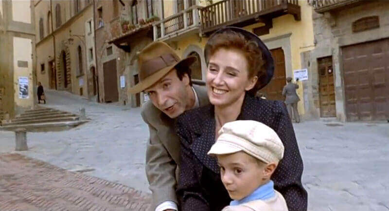Guido (Benigni), Dora (Nicoletta) e Giosuè (Cantarini): amor que resiste ao campo de concentração