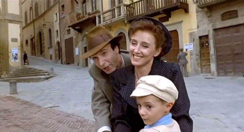 Benigni (Guido), Braschi (Dora) e Cantarini (Giosuè) formam uma família entre guerra e afeto