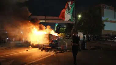 Incêndio em uma lixeira é provocado durante protestos motivados por batidas da imigração em Los Angeles, Califórnia, EUA, em 8 de junho de 2025.