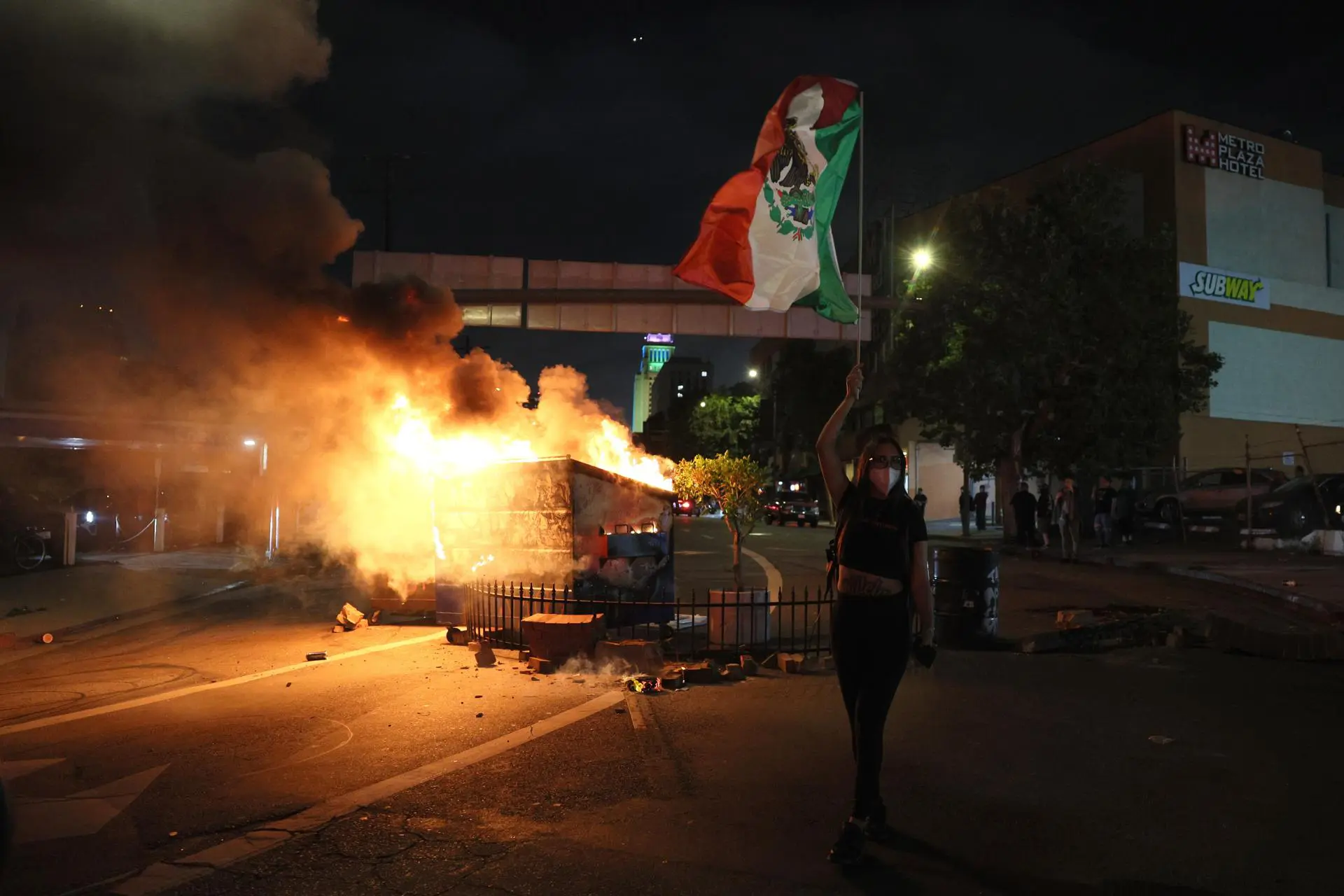 Incêndio em uma lixeira é provocado durante protestos motivados por batidas da imigração em Los Angeles, Califórnia, EUA, em 8 de junho de 2025.