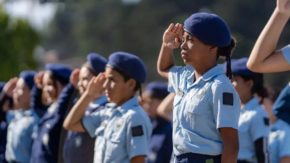 Melhor desempenho acadêmico e redução da violência no ambiente escolar são alguns resultados confirmados das escolas cívico-militares.
