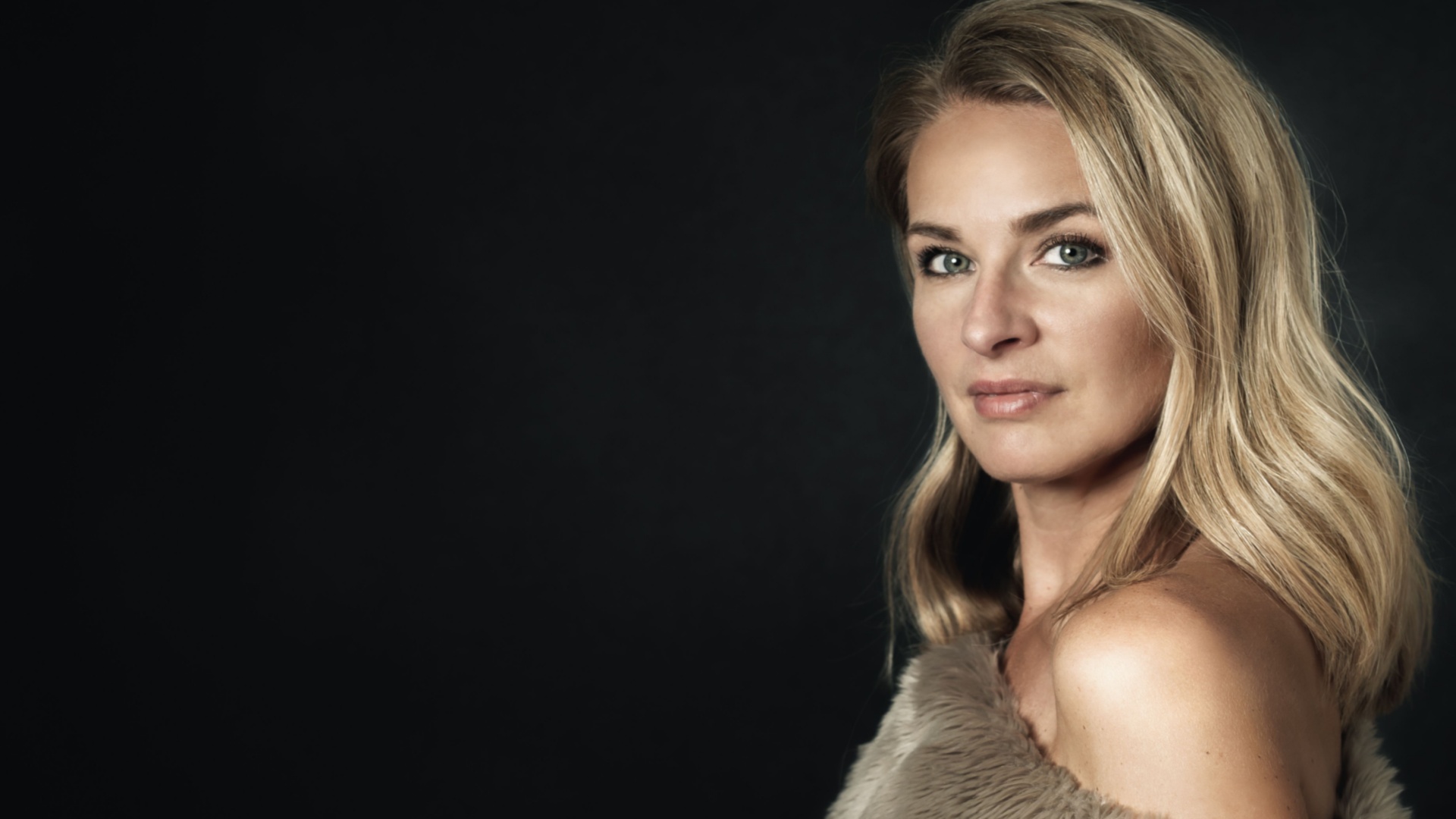 A Milano Models trabalha exclusivamente com mulheres acima dos 40 anos, sem limite máximo de idade.