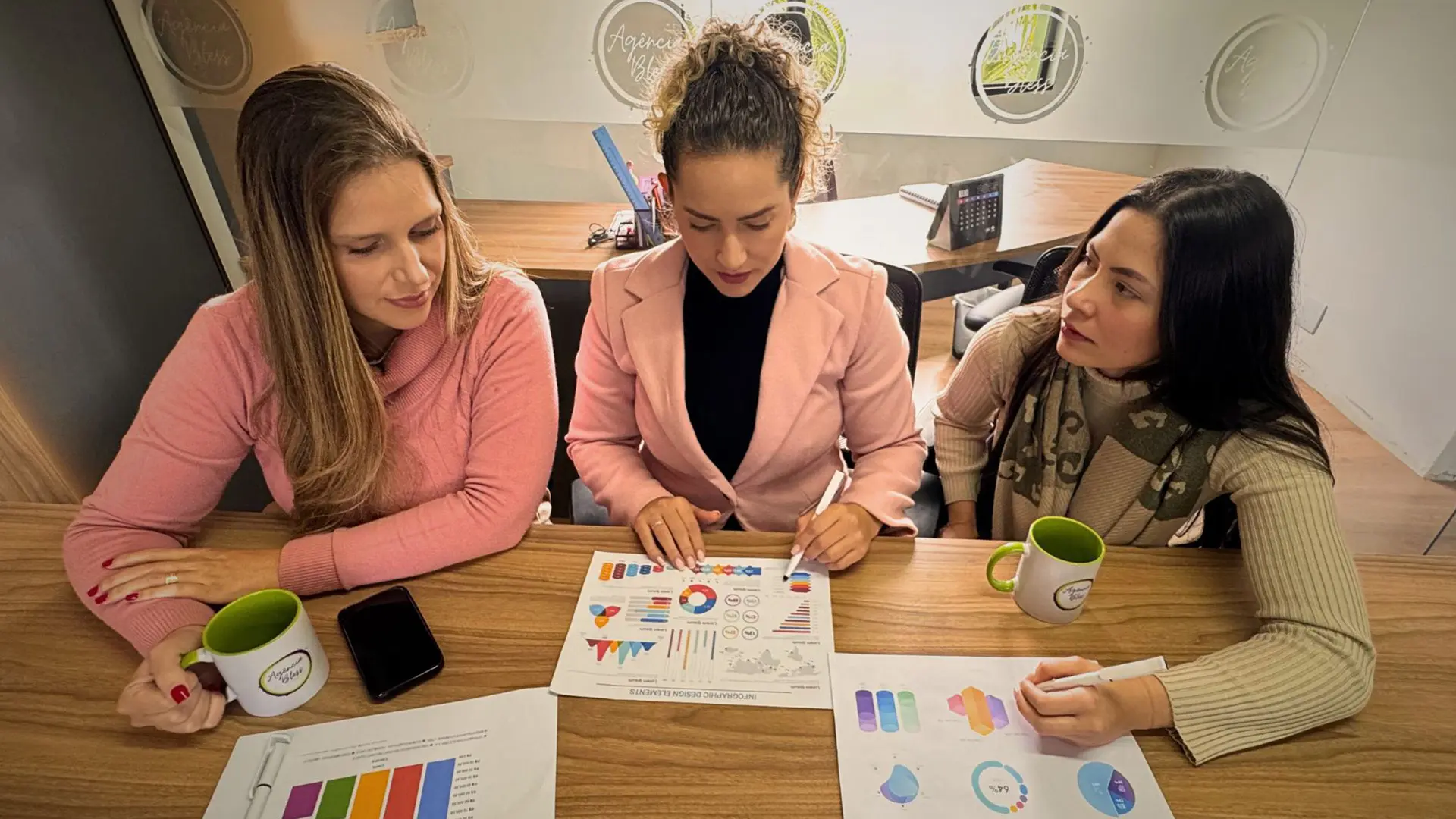 Grandes marcas não deixam dúvidas sobre quem são, o que oferecem e para quem. Essa clareza orienta todas as ações de marketing e fortalece a conexão com o público.