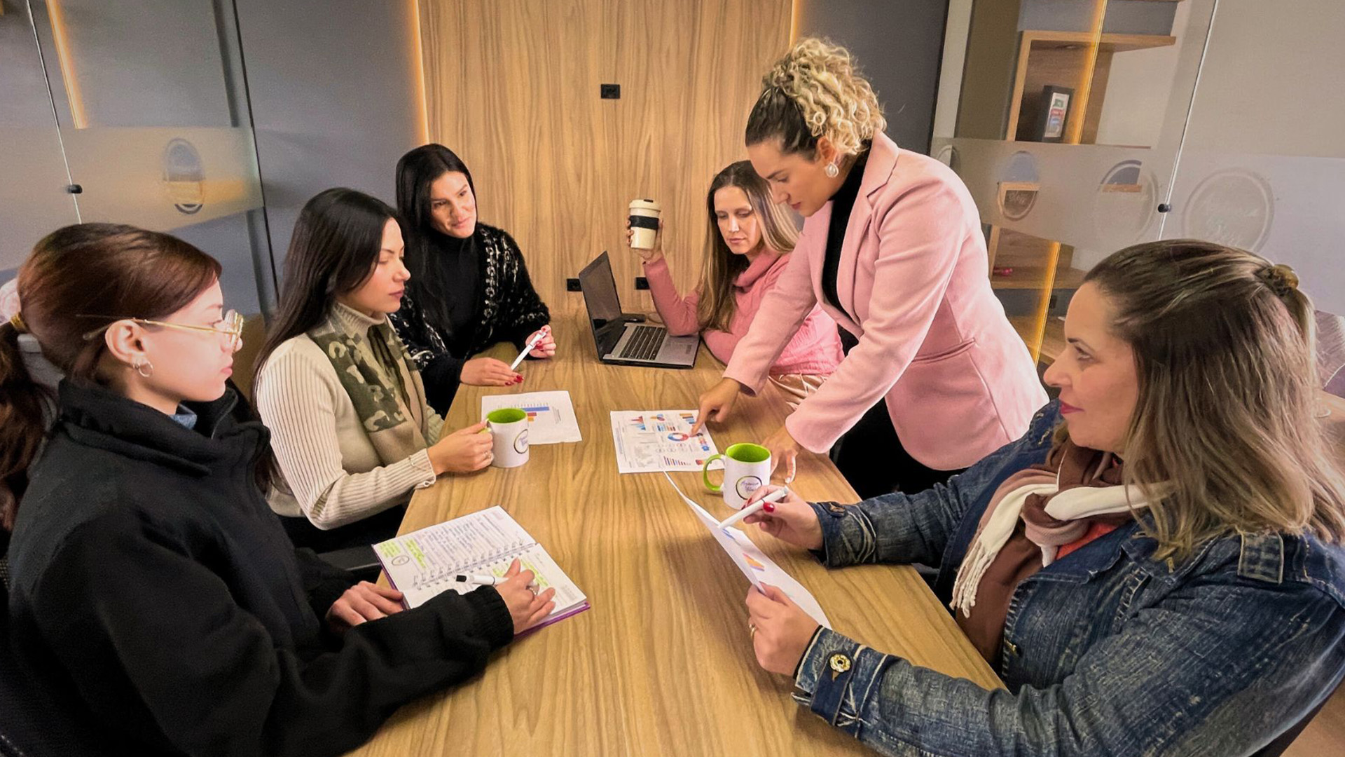 Ao contratar uma agência de publicidade, em vez de depender de soluções improvisadas, você ganha uma estrutura completa para planejar, executar e escalar suas ações de marketing.