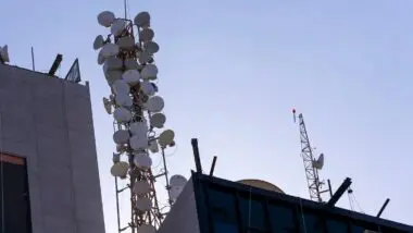 As telecomunicações foram privatizadas em 1998, mas a Telebras continuou existindo e agora quer ampliar número de cargos de indicação política.