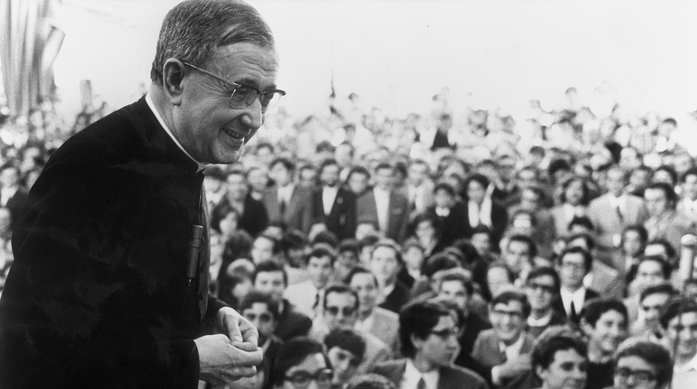 São Josemaria Escrivá com jovens na cidade espanhola de Jerez de la Frontera, em 1974.